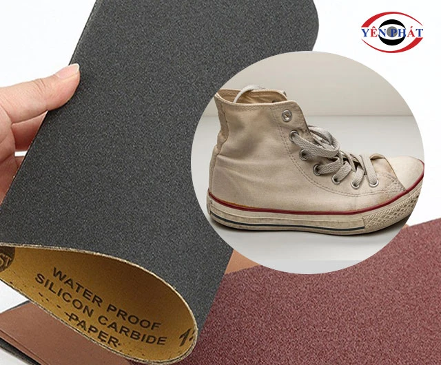 làm sạch vết mốc trên giày converse bằng giấy nhám