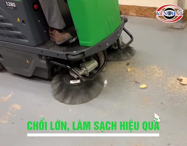 xe quét rác ngồi lái IPC 1280 làm sạch hiệu quả