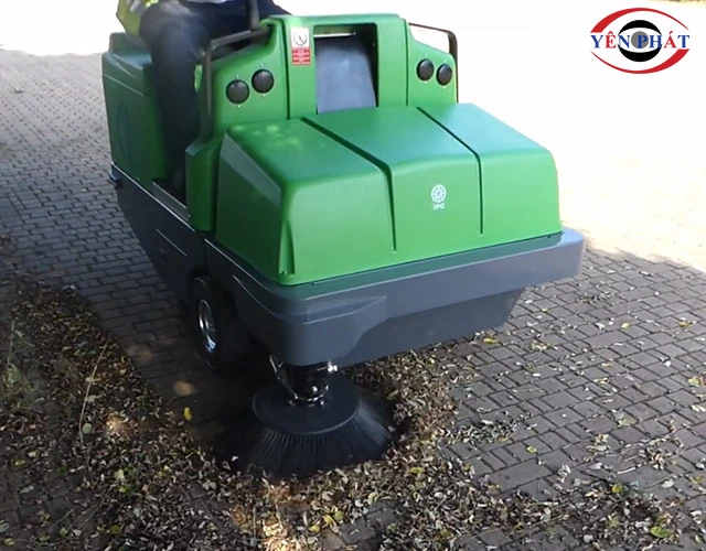 Xe quét rác ngồi lái IPC 165 làm việc hiệu quả