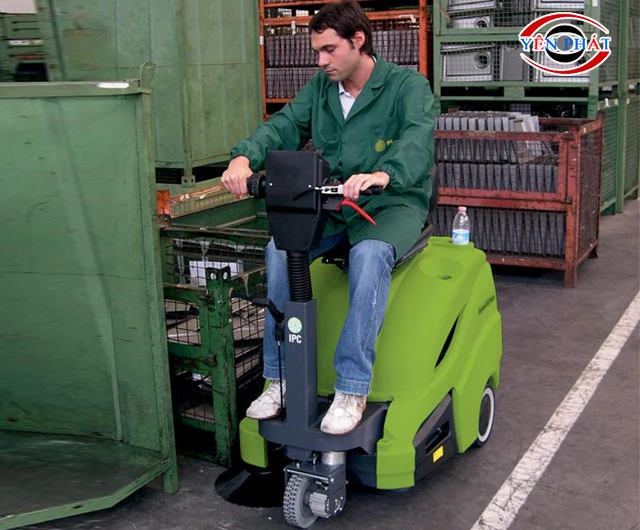 Làm sạch hiệu quả với xe quét rác đường ngồi lái công nghiệp IPC 712 RIDER