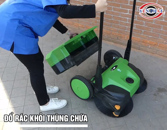 Đổ rác khỏi xe quét rác IPC 750