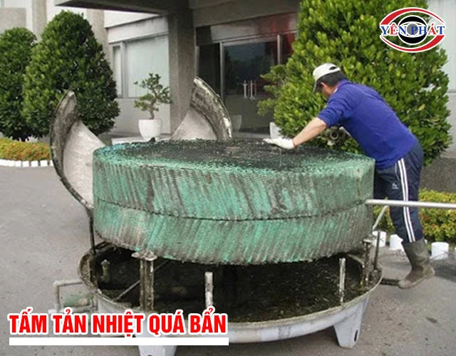 Tấm tản nhiệt quá bẩn khiến nhiệt độ nước tháp giải nhiệt tăng cao