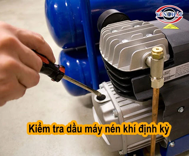 kiểm tra dầu máy nén khí định kỳ