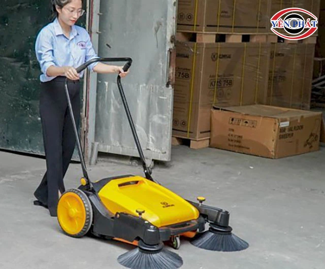 sử dụng xe quét rác đẩy tay