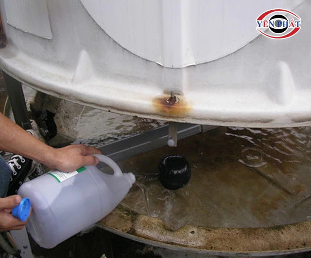 dùng hoá chất vệ sinh nước tháp