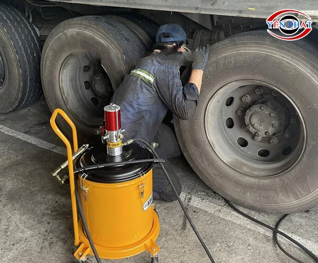Cách bơm mỡ xe tải khó không?