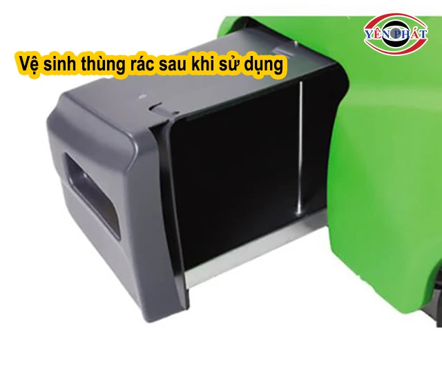 vệ sinh thùng rác sau khi sử dụng