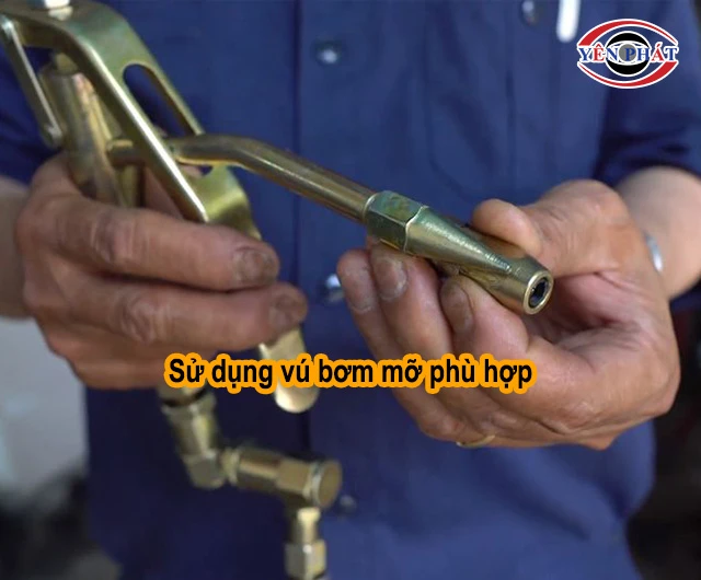  Lắp vú bơm mỡ phù hợp 