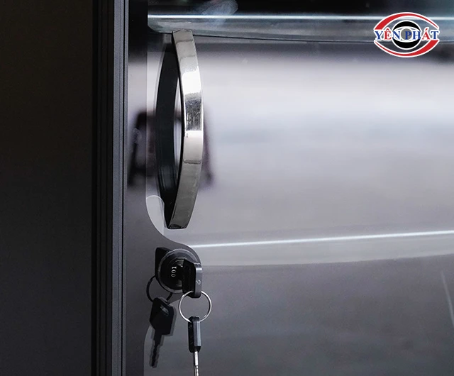 Cửa kính và khóa