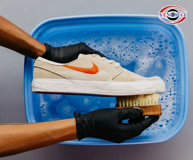 9 Cách vệ sinh giày Sneaker: Nhanh, Đúng chuẩn, Tại nhà
