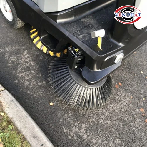 Xe quét rác ngồi lái Karcher KM 105/110 R D+KSSB 4