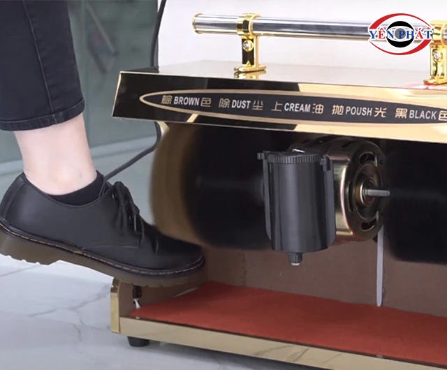 Đưa giày sang chổi đánh bóng
