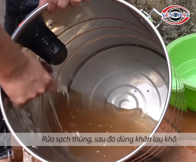 vệ sinh thùng chứa máy hút bụi