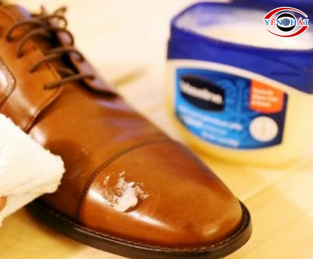 Dùng Vaseline đánh bóng giày da