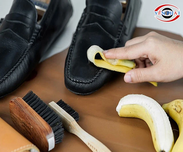 Đánh giày siêu hiệu quả bằng vỏ chuối