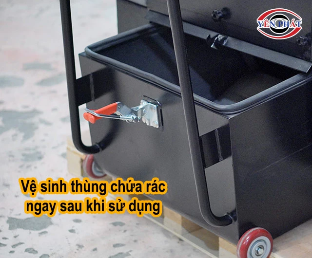 vệ sinh thùng rác ngay sau khi dùng