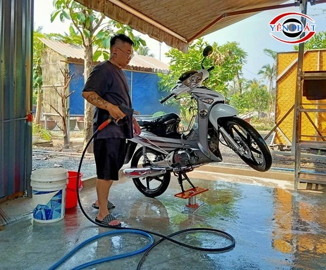 Cầu nâng rửa xe máy