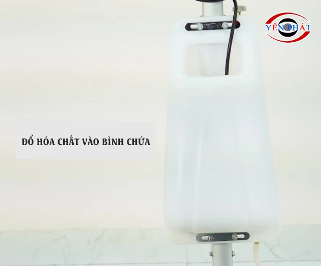 Đổ hóa chất vào bình chứa