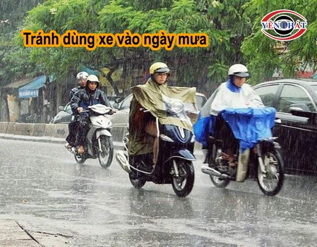 tránh dùng xe vào ngày mưa