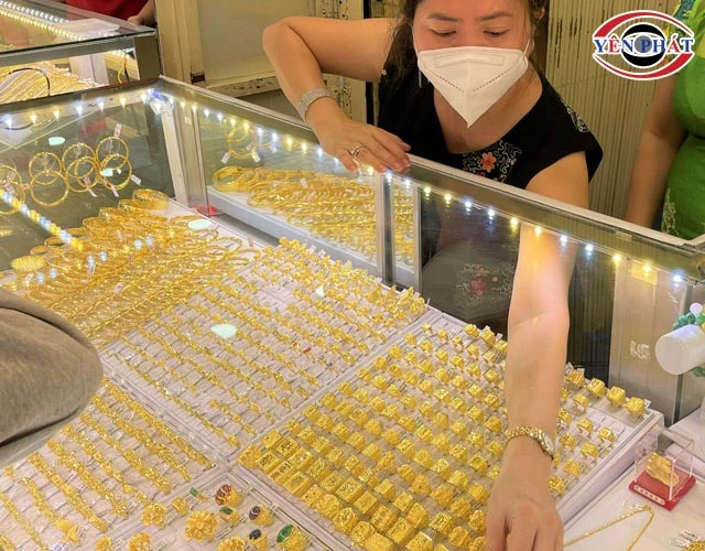 Cách tìm nhẫn vàng bị mất bằng cách đến tiệm vàng