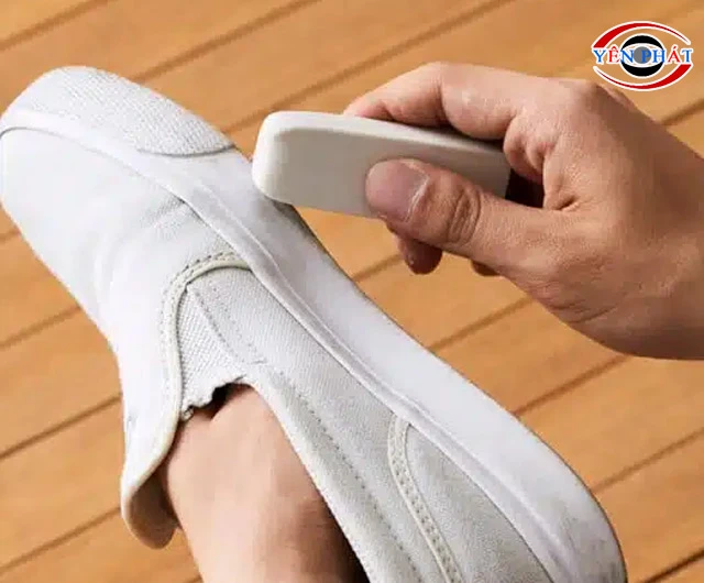 Dùng tẩy vệ sinh giày Vans