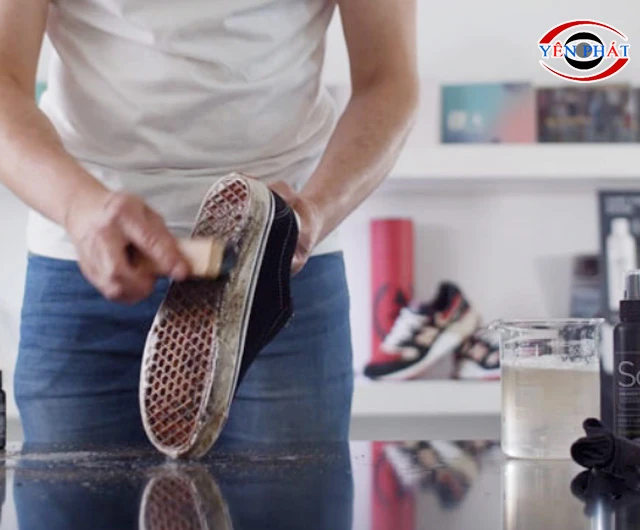 Chải sạch đế giày
