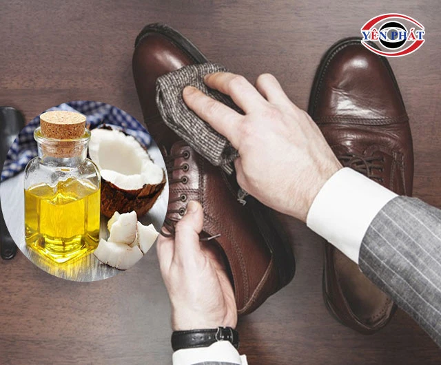 Dùng tinh dầu dừa đánh bóng giày không dùng xi