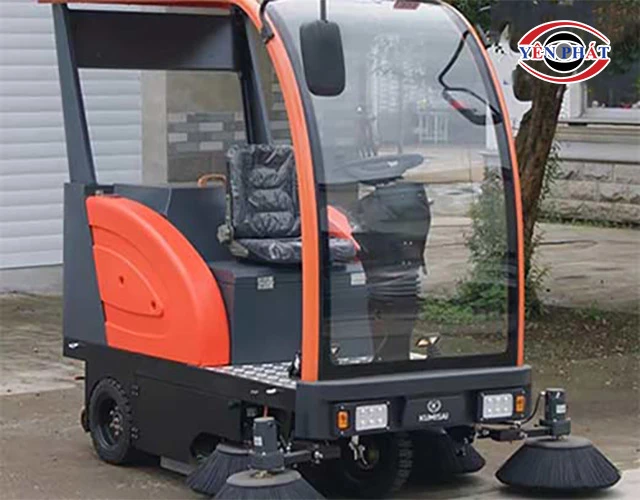 khoang ngồi lái của Kumisai KMS-1900