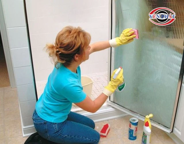 11+ Cách làm sạch kính nhà tắm: Nhanh, Đơn giản nhất