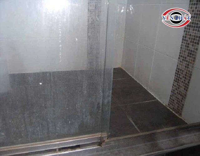 kính nhà tắm bị bẩn 