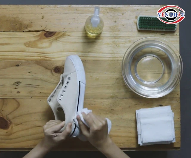 Giặt sạch đế giày