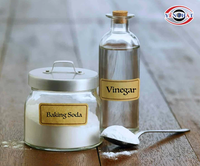 làm sạch kính nhà tắm bằng giấm, muối, baking soda 