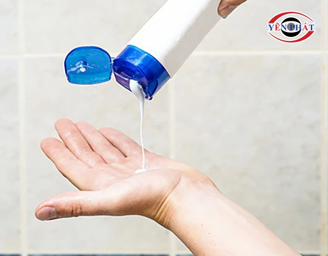 Làm sạch kính phòng tắm bằng dầu gội, sữa tắm,...