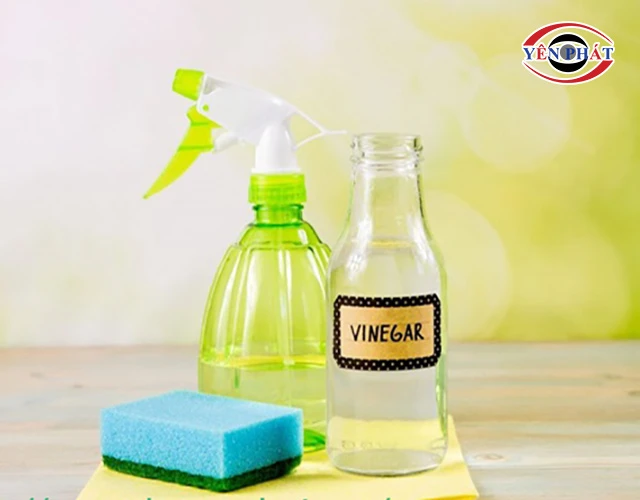 vệ sinh kính nhà tắm bằng giấm, nước