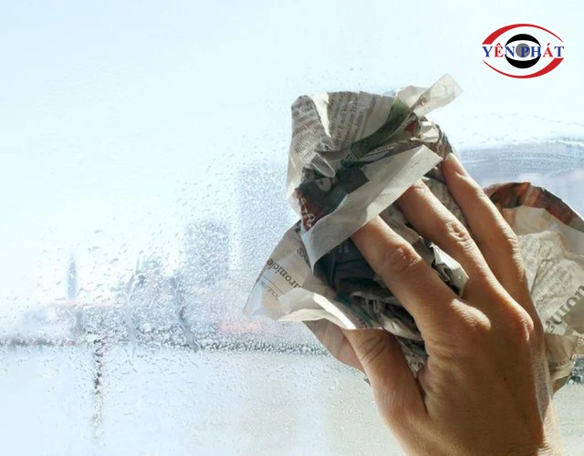 Vệ sinh kính phòng tắm bằng giấy báo 