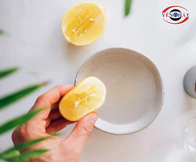  làm sạch kính nhà tắm bằng chanh, nước 