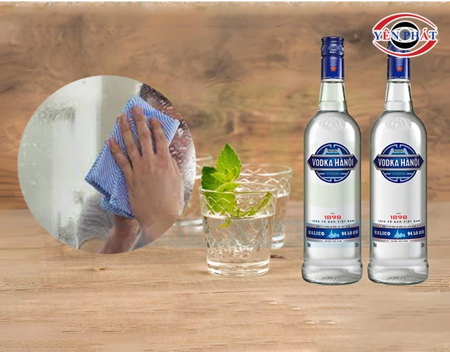 Vệ sinh kính nhà tắm bằng tinh dầu bạc hà, rượu vodka