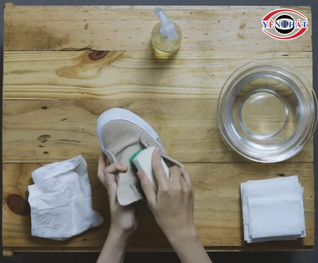 Làm sạch bên ngoài của giày