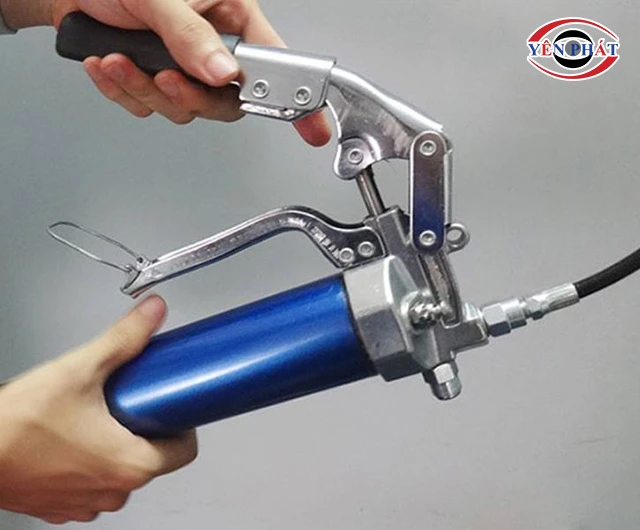 Súng bơm mỡ dễ sử dụng