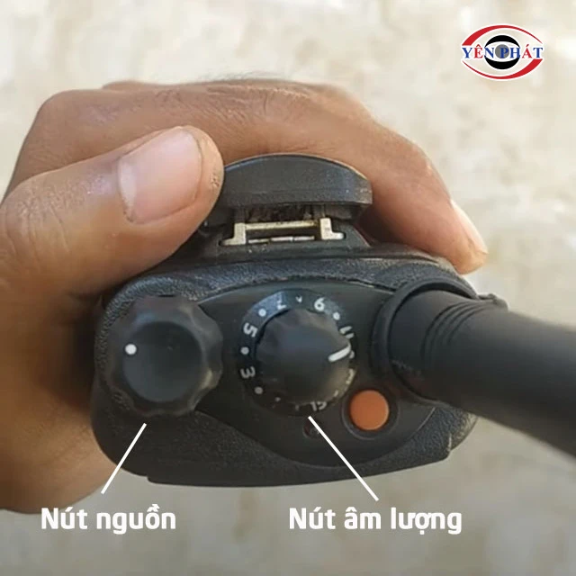 nút nguồn và nút chuyển kênh của Motorola GP338