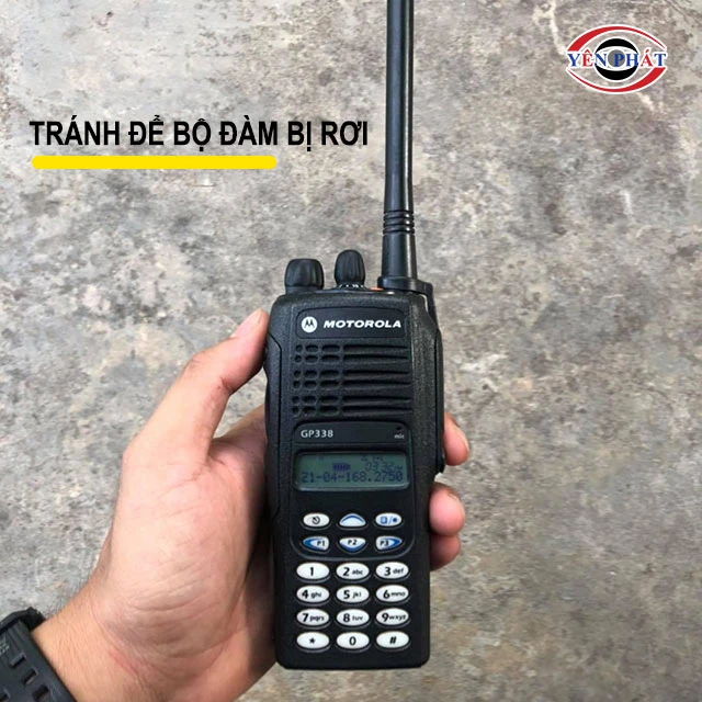 tránh để bộ đàm rơi