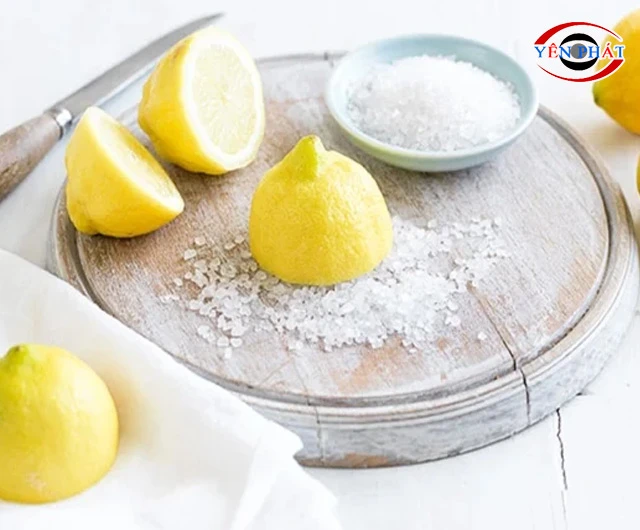 Làm sạch kính bể cá bằng muối và chanh 
