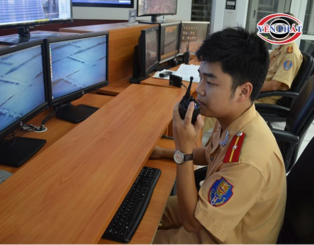 Bộ đàm cảnh sát giao thông giúp giám sát mục tiêu