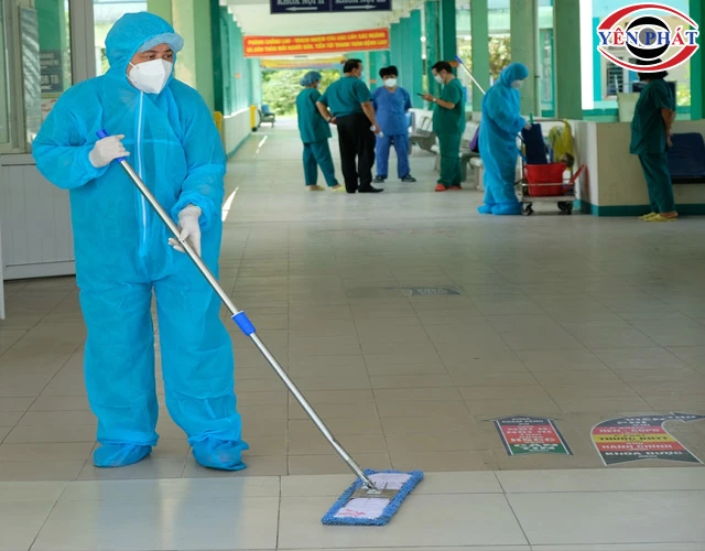 Dùng nước lau sàn bệnh viện