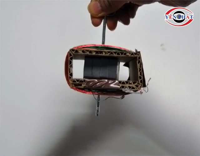 ghép nam châm vào trục máy