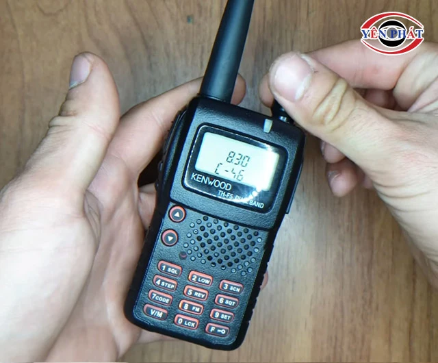 Khởi động bộ đàm