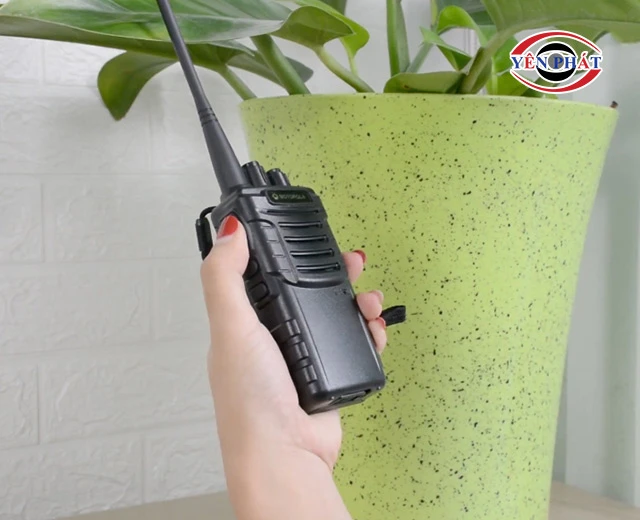 giữ nút PTT để liên lạc