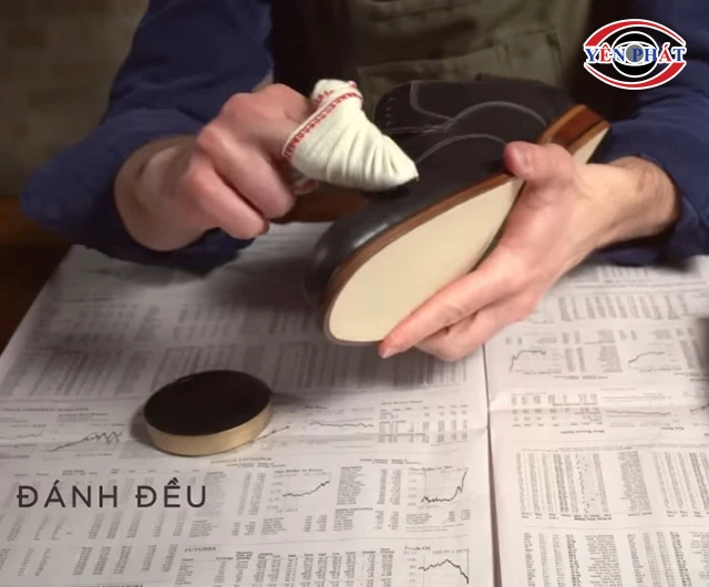 Dùng xi sáp Kiwi đen 45ml đánh giày