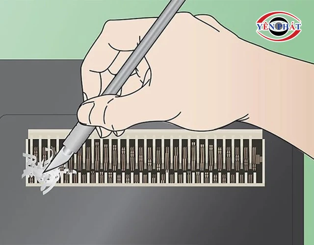 Dùng dao cắt giấy bị cong, cuộn