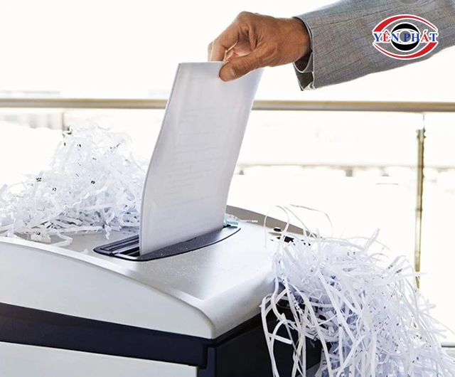 giữa giấy phẳng khi cho vào máy